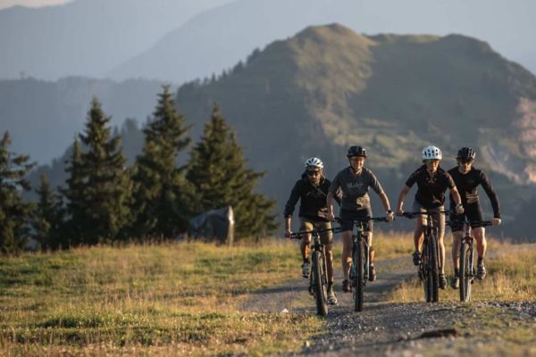 Mountainbike Gruppe fährt in den Bergen