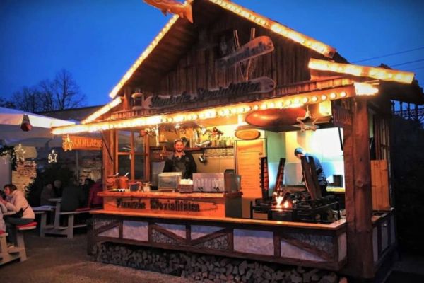 Weihnachtsbude geschmückt im Dunkeln