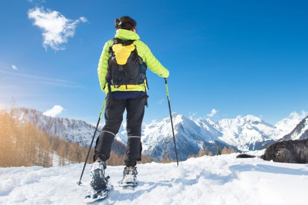 Schneeschuhwanderer in den Bergen bei gutem Wetter