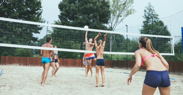 Volleyball spielen 6 Personen