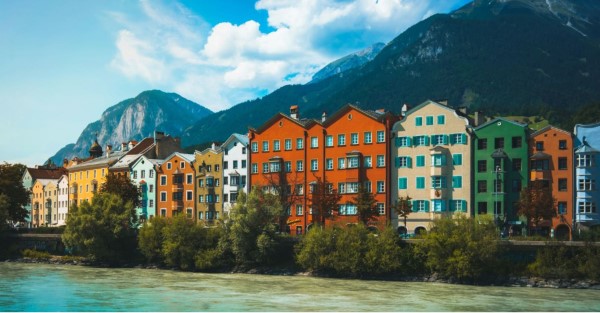 Berühmte Häuserreihe in Innsbruck, bunte Häuser am Fluss