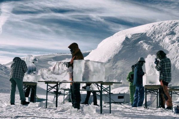 Eisschnitzen gemeinsam im Schnee