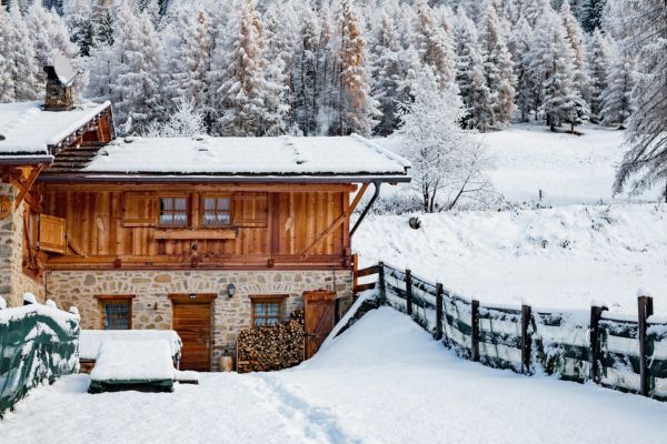 Verschneite Berghütte