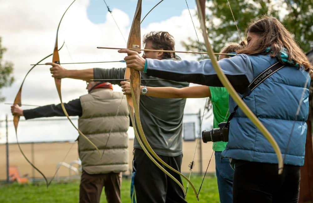 3 Personen mit Longbow beim Bogenschießen