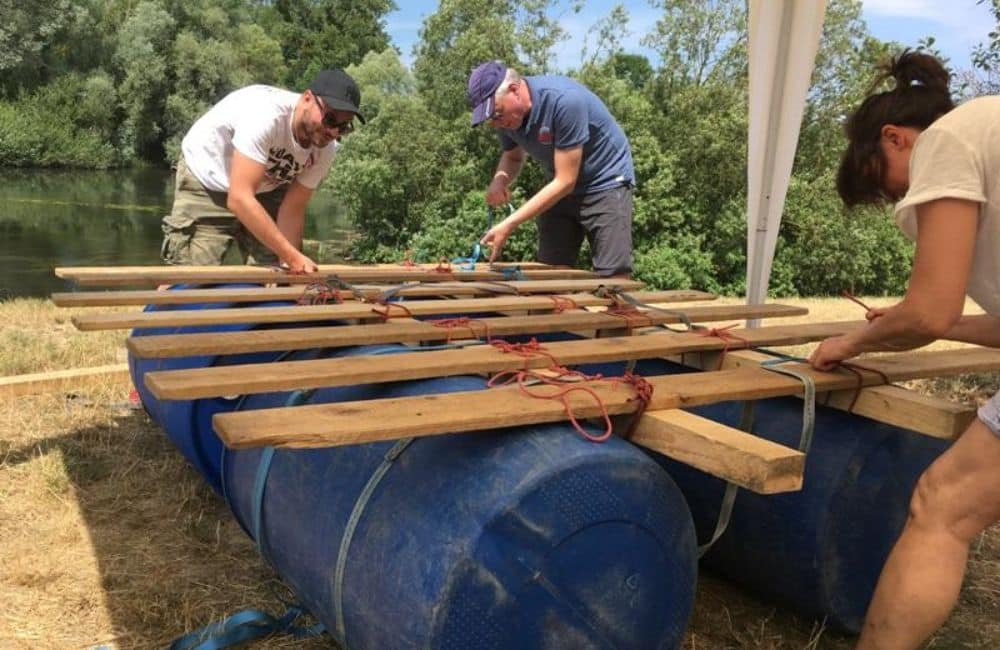 3 Männer bauen ein Floß