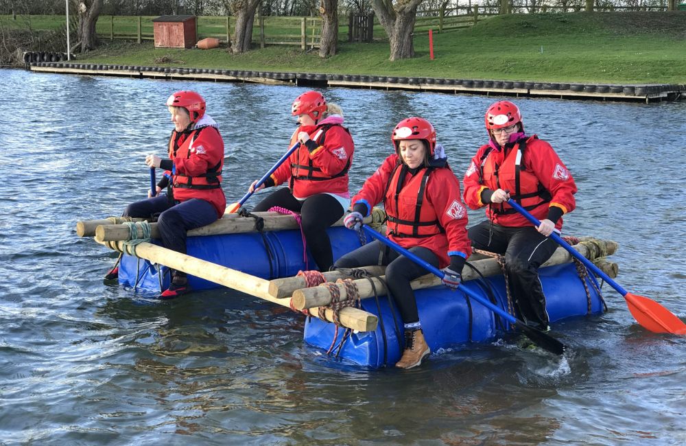 4 Personen sitzen auf einem Floß