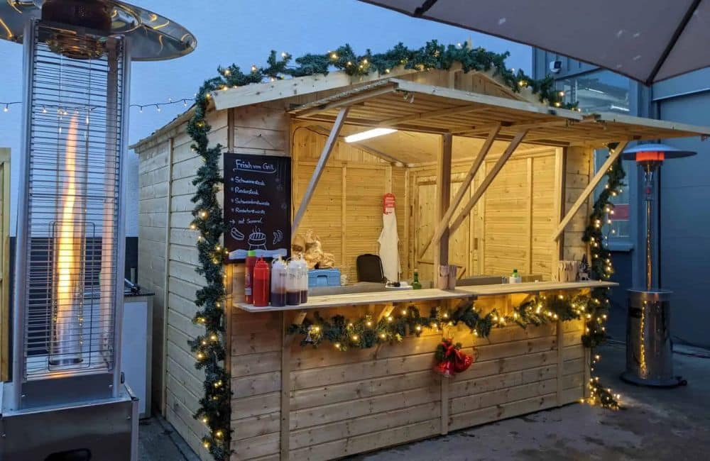 Kleines Weihnachtshäuschen schwach dekoriert