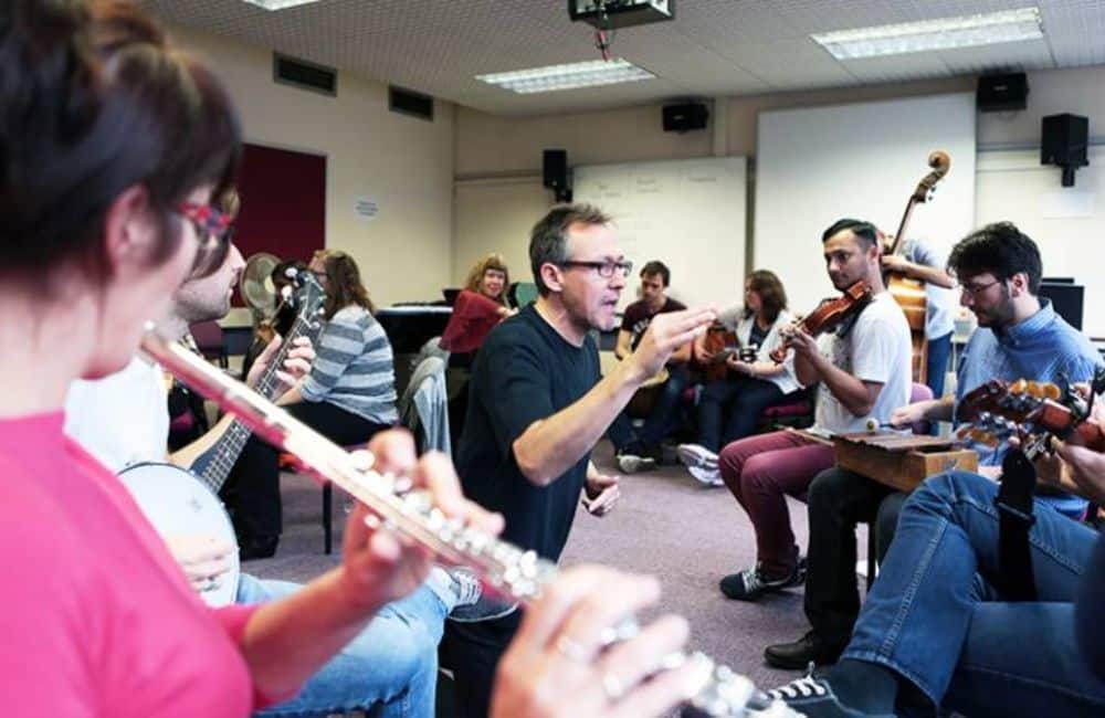 Menschen spielen verschiedene Instrumente