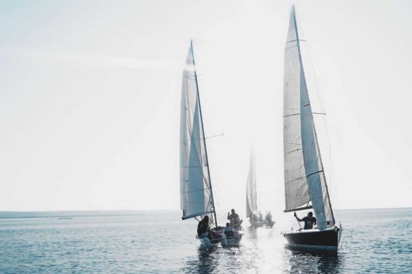 Zwei Segelboote auf dem offenen Meer bei wenig Wind