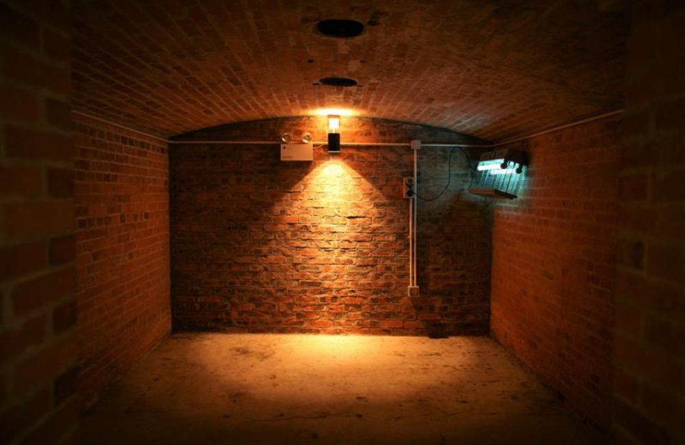 Verlassener Raum mit orangenem Licht