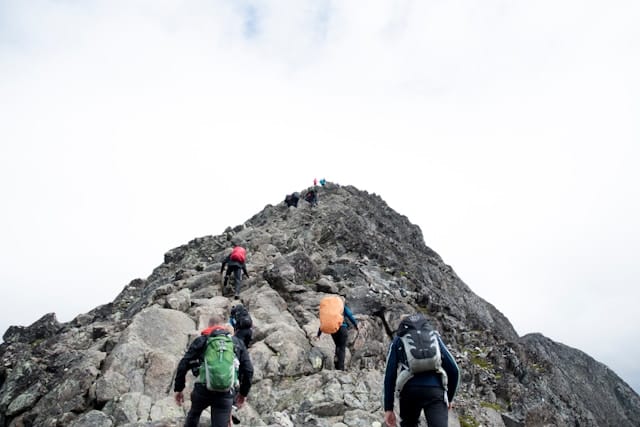 Erlebnisreiches Bergsteigen im Team zum Gipfel ist eine der Leistungen unserer Betriebsausflug Agentur