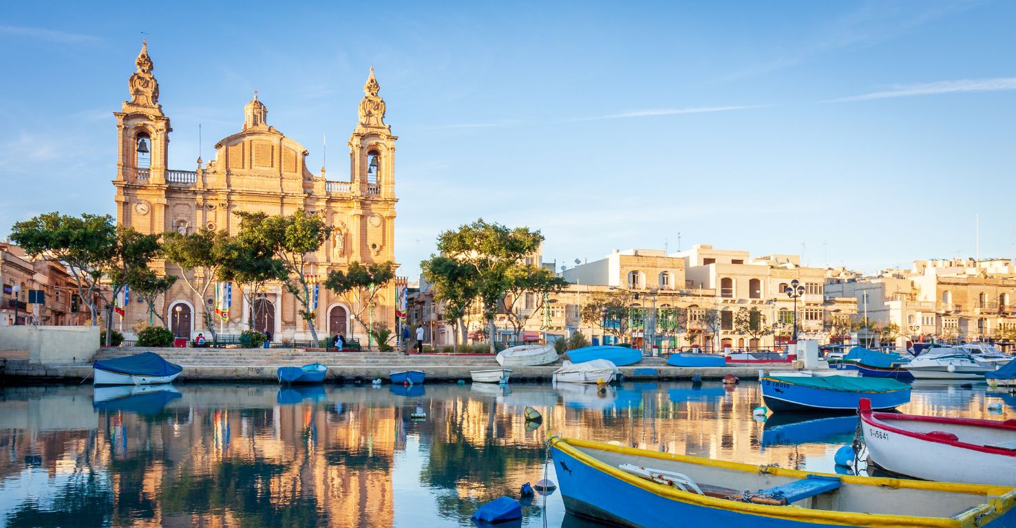Barcelona Hafen mit kleinen Booten und einem Altbaugebäude