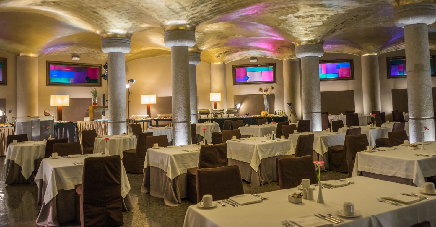 Gemütliches Restaurant in Barcelona, leere Tische