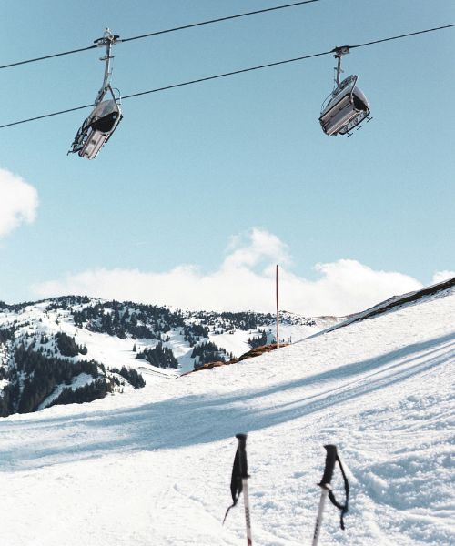 Skilift im Schnee