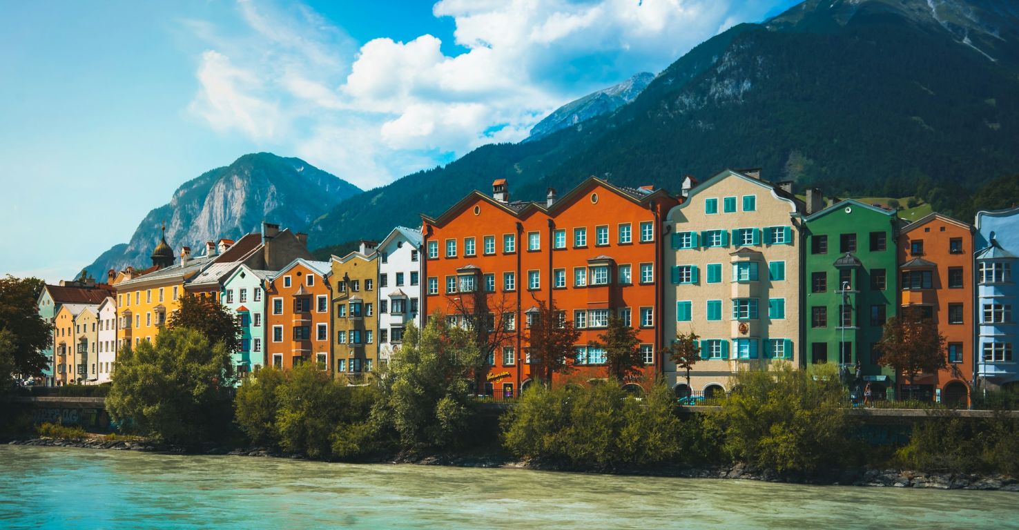Berühmte Häuserreihe in Innsbruck, bunte Häuser am Fluss