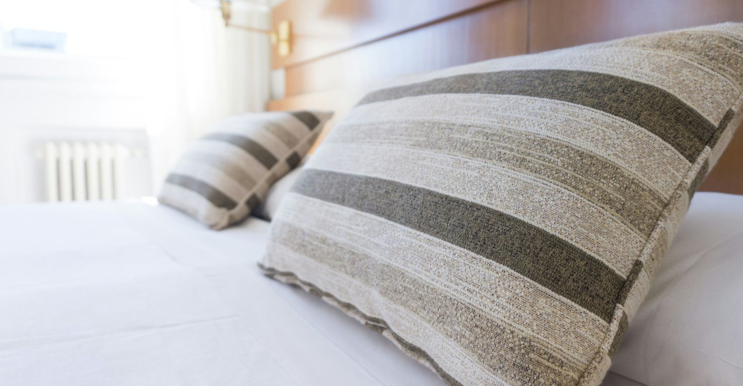 Hotelzimmer mit Close Up Kissen Aufnahme