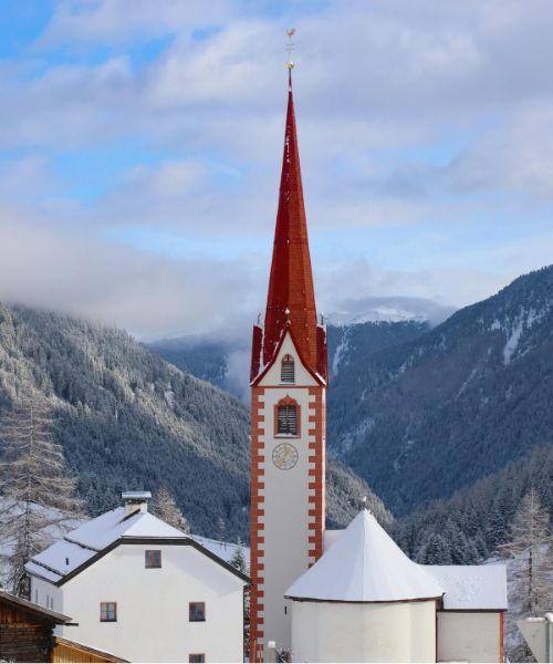 Kirche von Kühtai verschneit