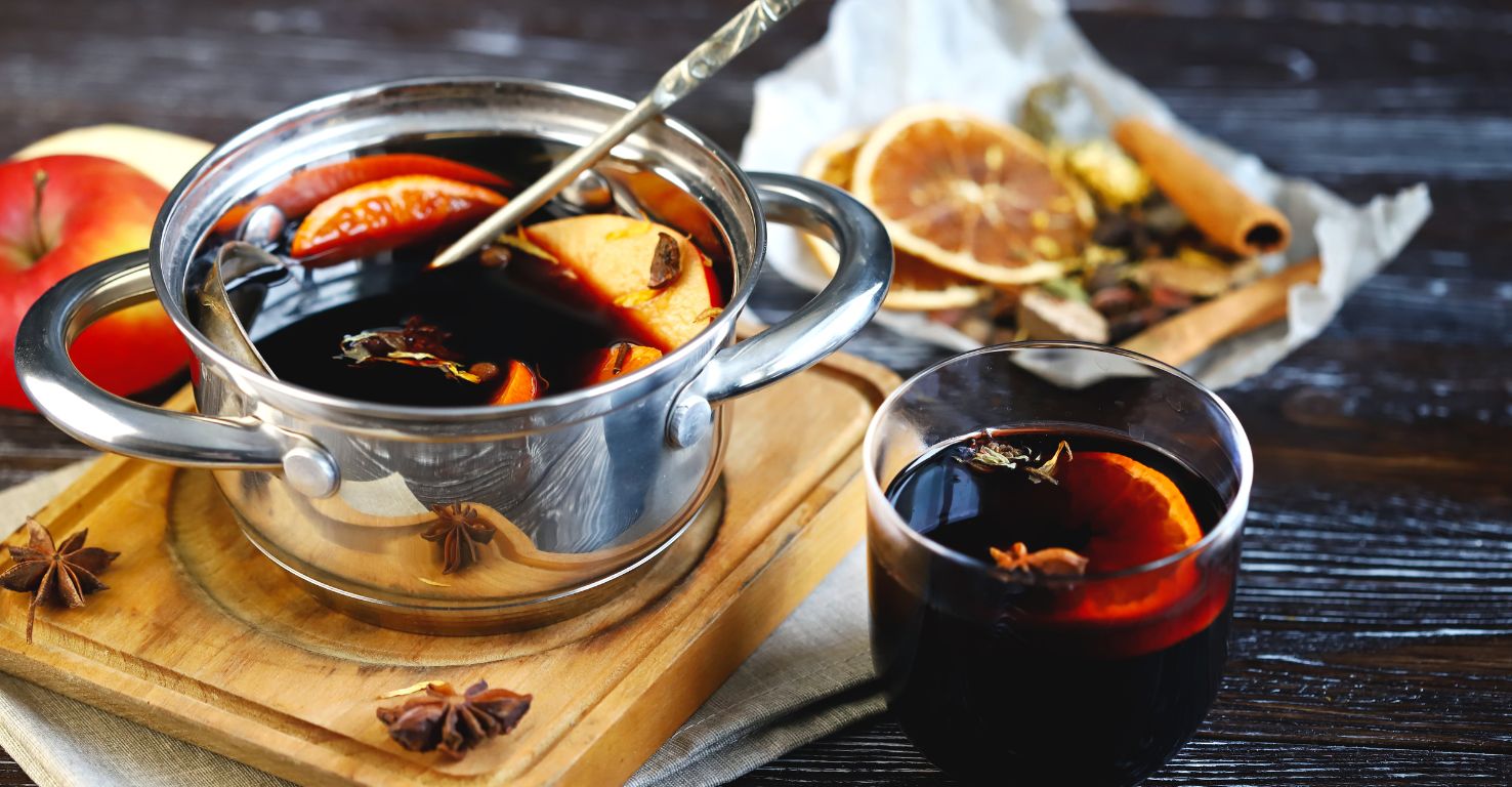 Glühwein steht im Topf