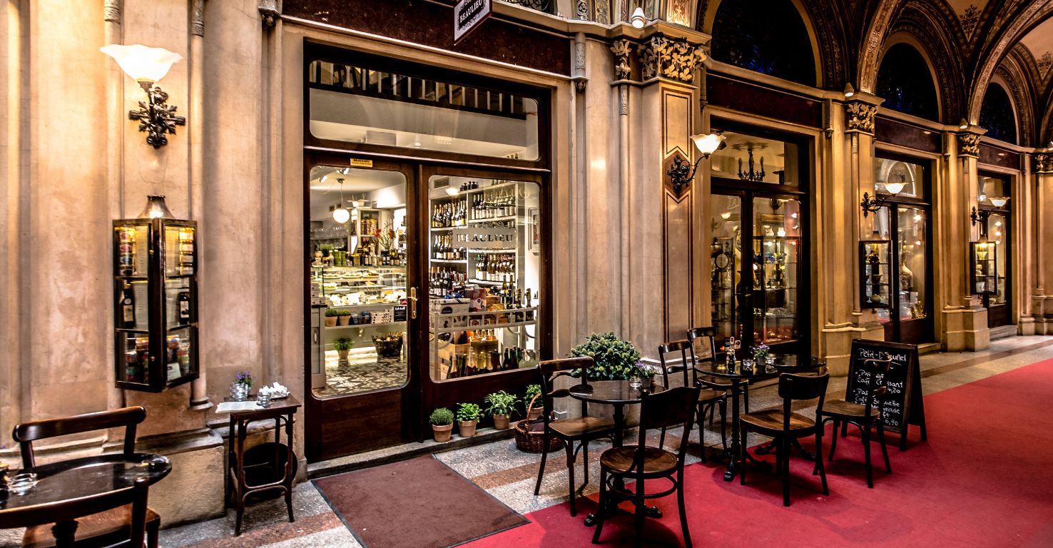 Wien Caféhaus mit Rotem Teppich und Stühlen