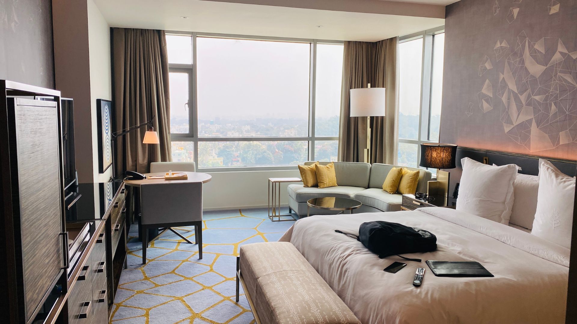 Helles Hotelzimmer mit einem Bett für einen mehrtägigen Betriebsausflug