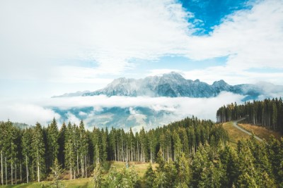 Berglandschaft mit vernebeltem Tal in Leogang, sonniges Wetter