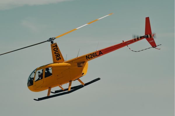 gelber Helikopter am Himmel
