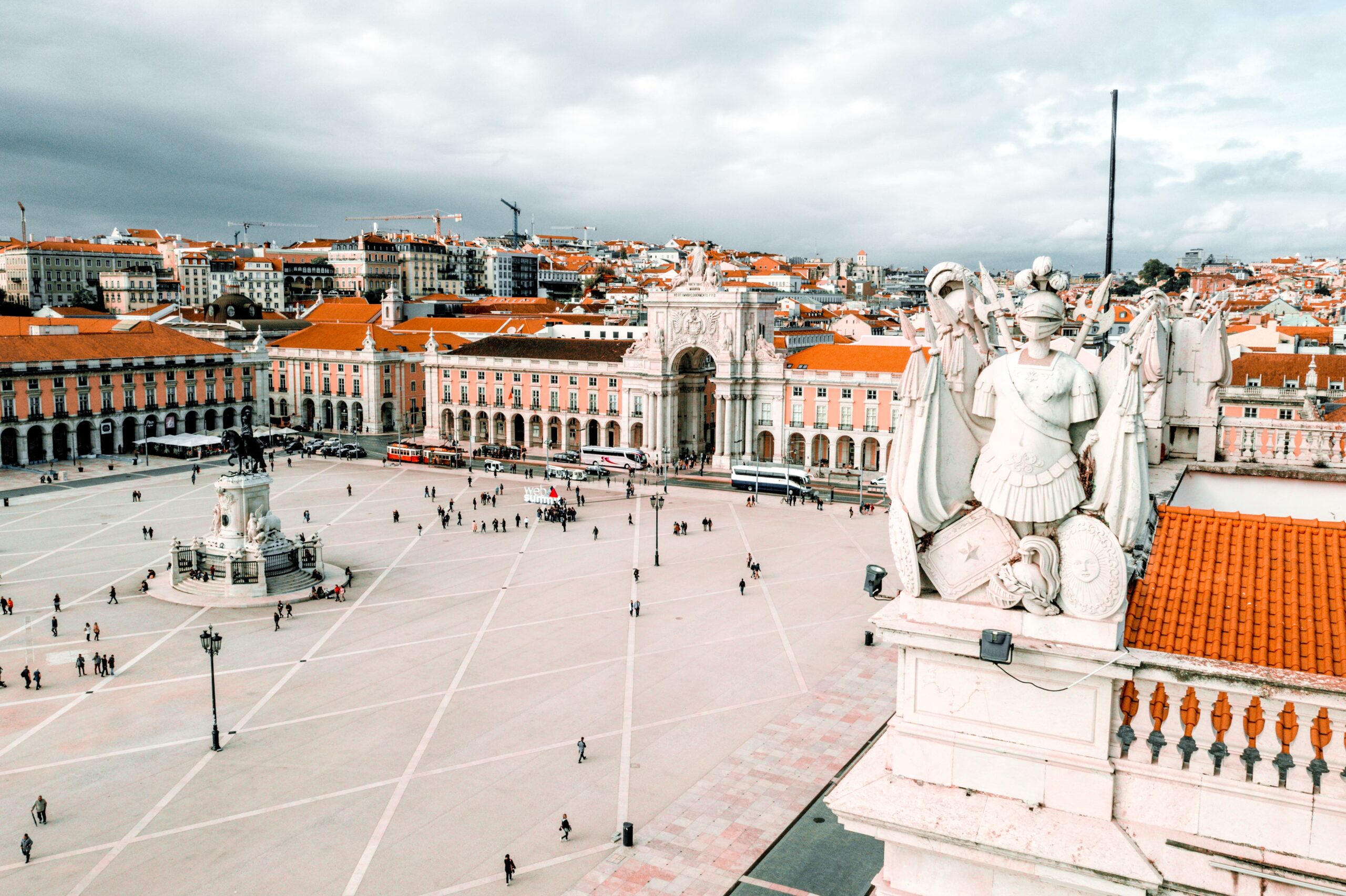 Praca Comercio in Lissabon an der Promenade mit Menschen im Rahmen einer Incentive-Reise