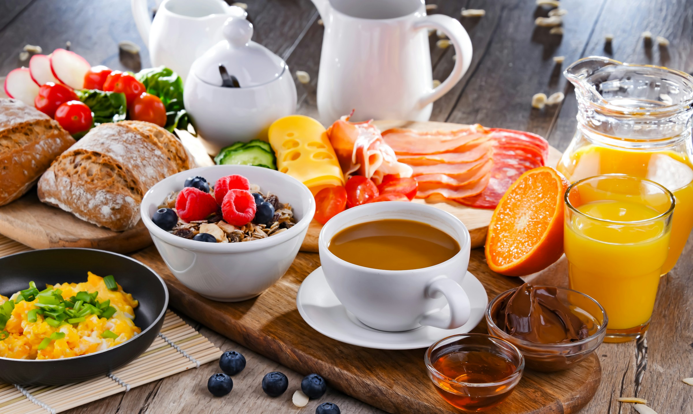 Reichhaltiges Frühstücksbuffet mit frischen Brötchen, Aufschnitt, Käse, Müsli mit Beeren, Rührei, Orangensaft, Kaffee und Marmelade – perfekter Start für Tagungen, Meetings oder Teamevents.