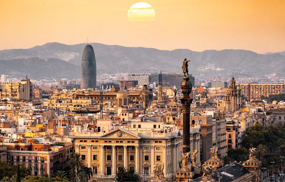 Barcelona aus der Vogelperspektive in Sonnenuntergangsstimmung